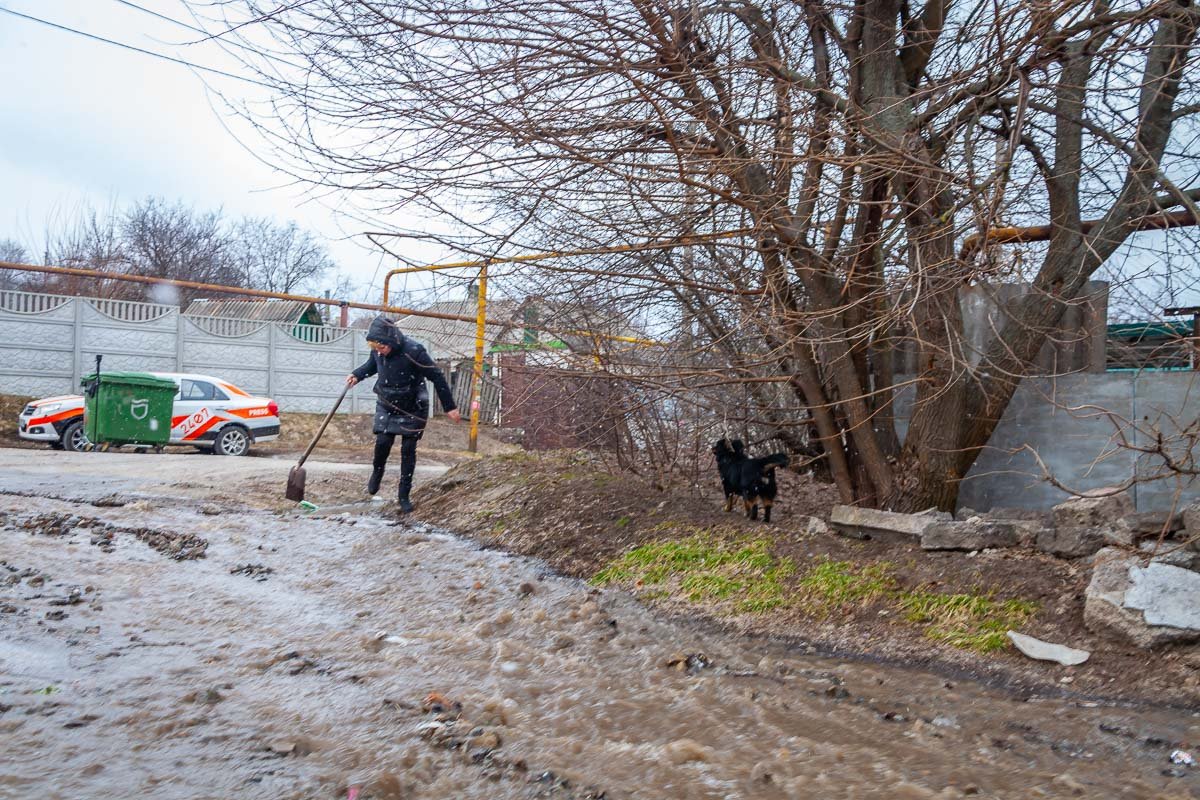 Приходится самим ровнять дорогу лопатой Приходится самим ровнять дорогу лопатой