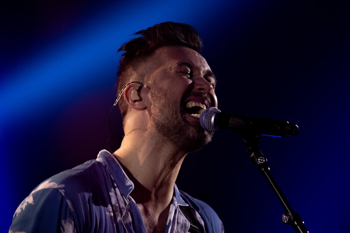 Певец выкладывался на полную