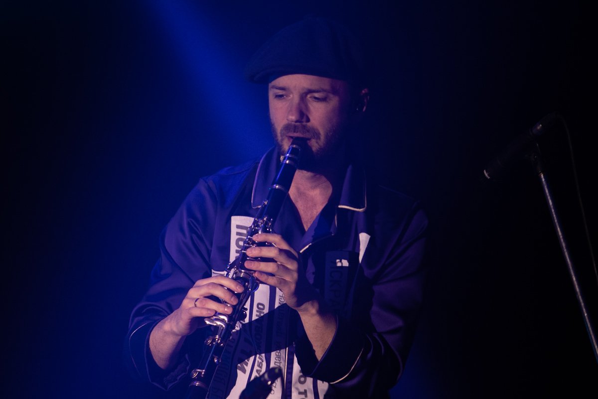 Музыканты выкладывались на полную, наполняя песни искренними чувствами