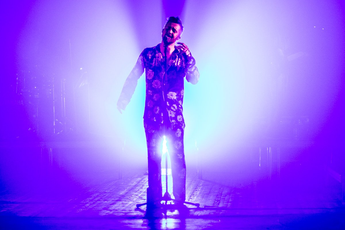 Когда музыкант исполнил все песни, зал взорвали просьбы подарить еще несколько песен на бис