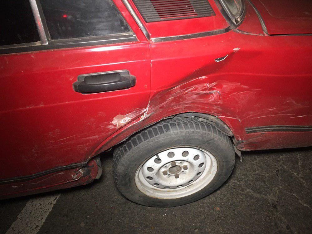 У автомобиля смято крыло У автомобиля смято крыло