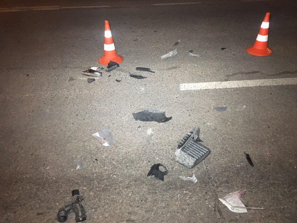Осколки разбросаны на дороге Осколки разбросаны на дороге