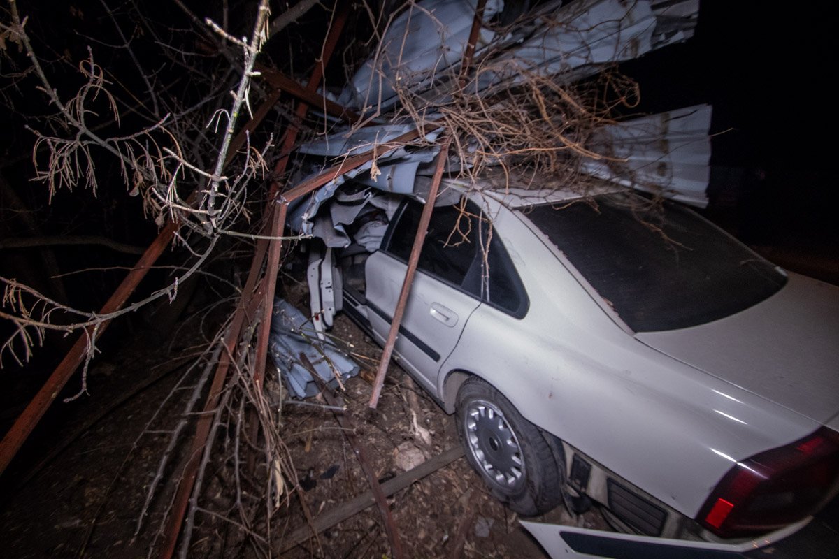 На Отечественной водитель Volvo влетел в забор