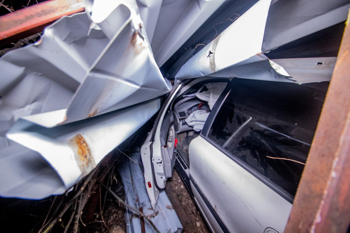 Парень и девушка, находившиеся в салоне, пытались бежать