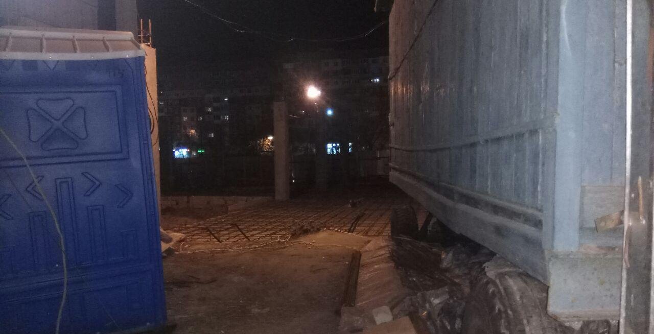 Неизвестные бросили бутылку с горючей смесью на крышу вагончика