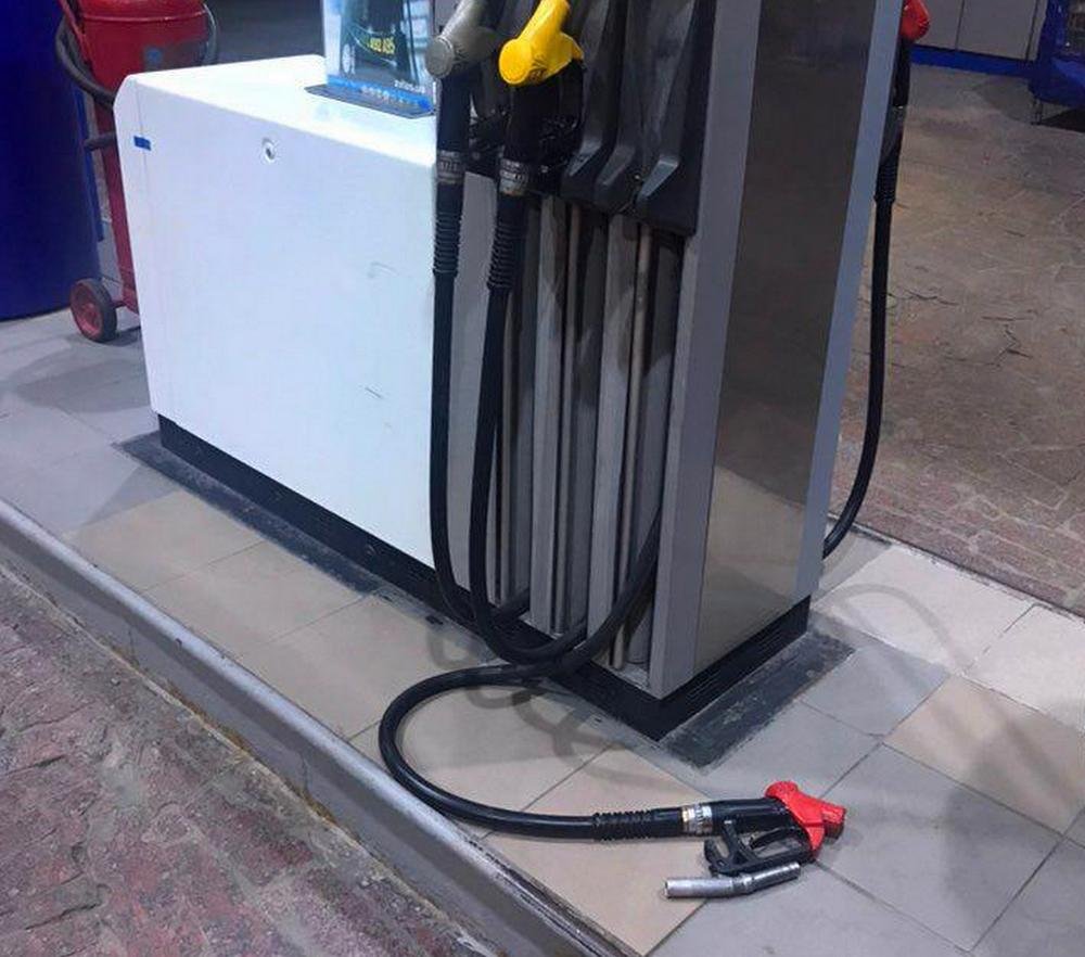 Итог невнимательности - сорванный шланг, сломанный жиклер и очень злые сотрудники АЗС Итог невнимательности - сорванный шланг, сломанный жиклер и очень злые сотрудники АЗС