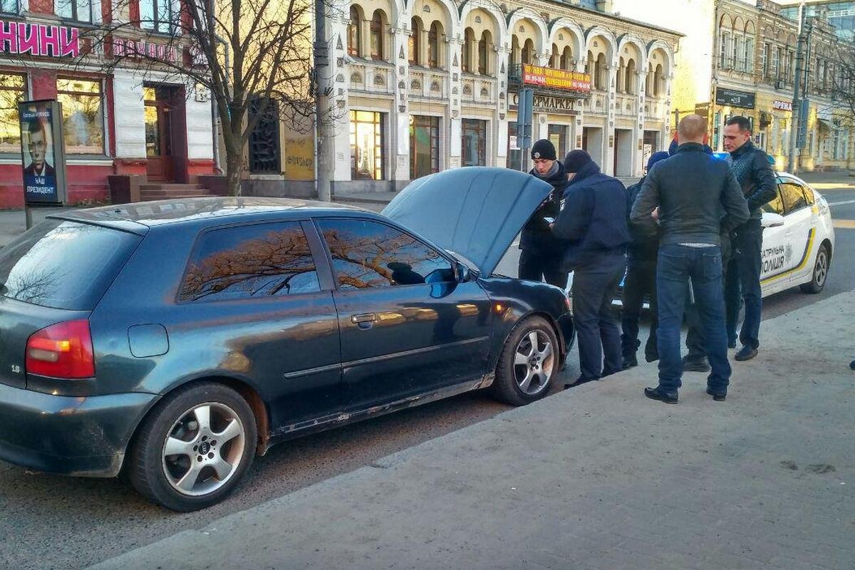 Длинная беседа с правоохранителями закончилась тем, что мужчина получил протоколы по трем статьям КУоАПа Длинная беседа с правоохранителями закончилась тем, что мужчина получил протоколы по трем статьям КУоАПа