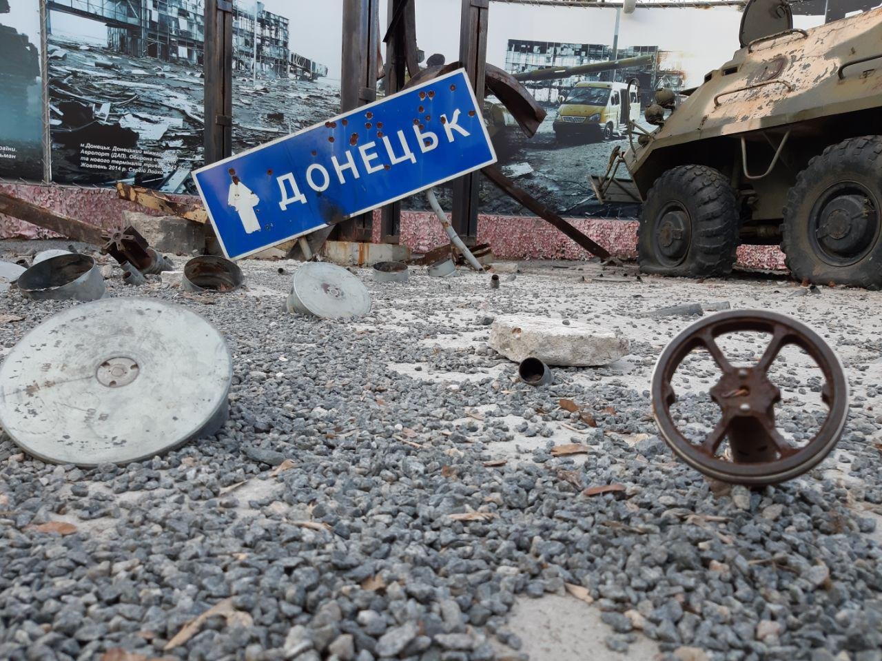 Раньше на полу были разбросаны гильзы, но их унесли с собой посетители