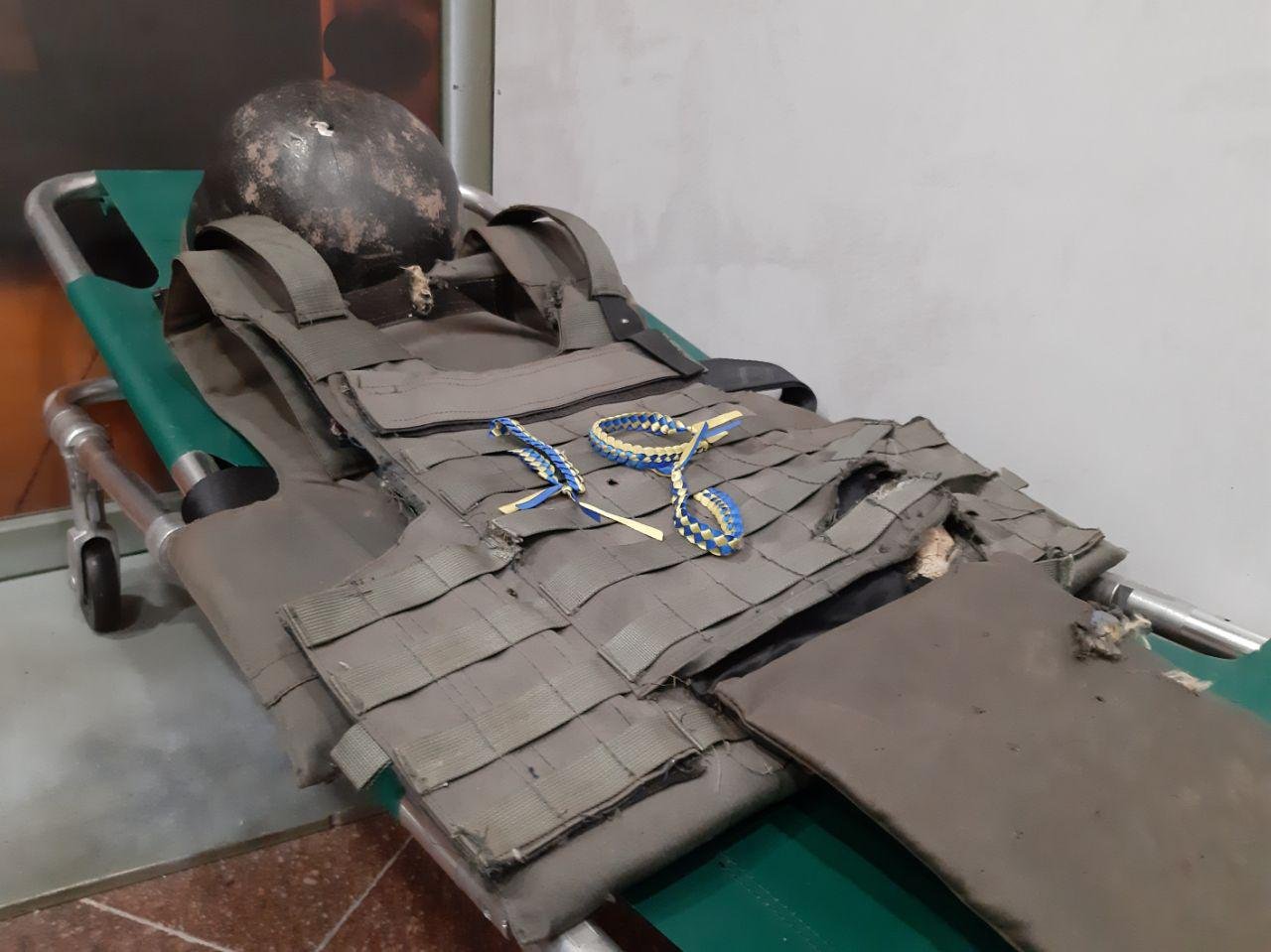 На каске отверстие от осколков...