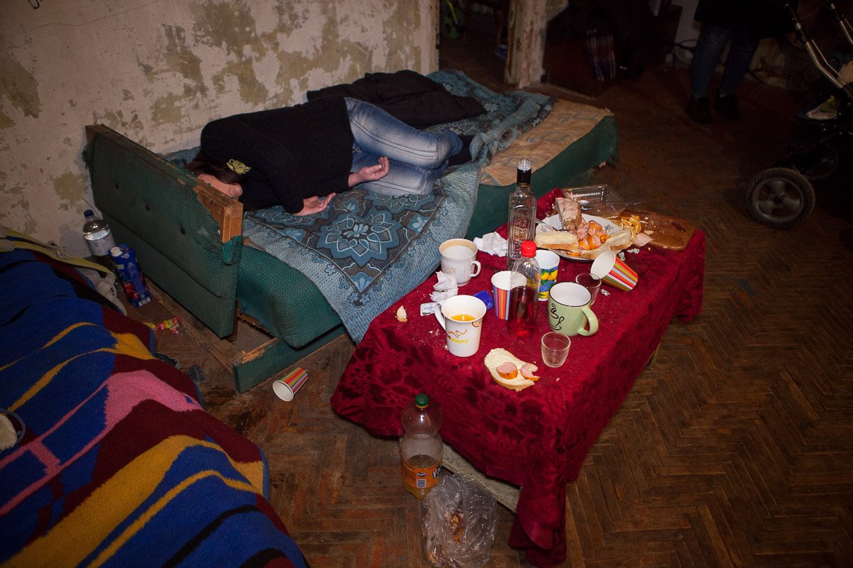 Патрульные и медики не потревожили спящую женщину Патрульные и медики не потревожили спящую женщину