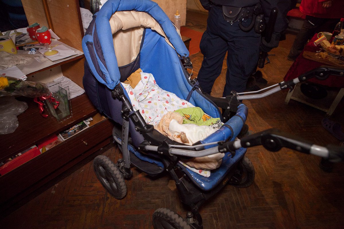 Когда патрульные зашли в дом, ребенок мирно спал Когда патрульные зашли в дом, ребенок мирно спал