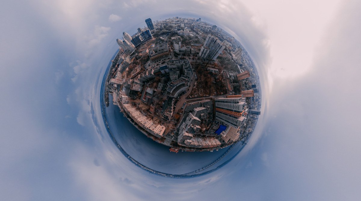 Город на уровне улиц не так привлекателен. Но если ты посмотришь вверх....