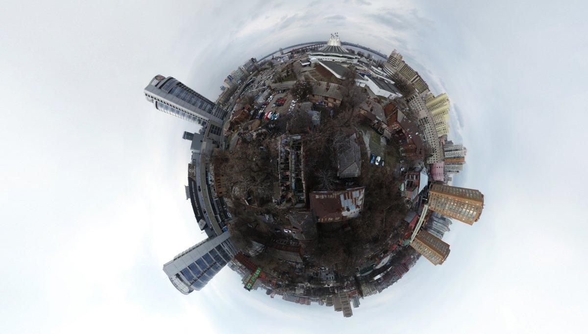 Город сложно представить без грязи, шума и нищеты, но в этих несовершенствах порой и таится его величие