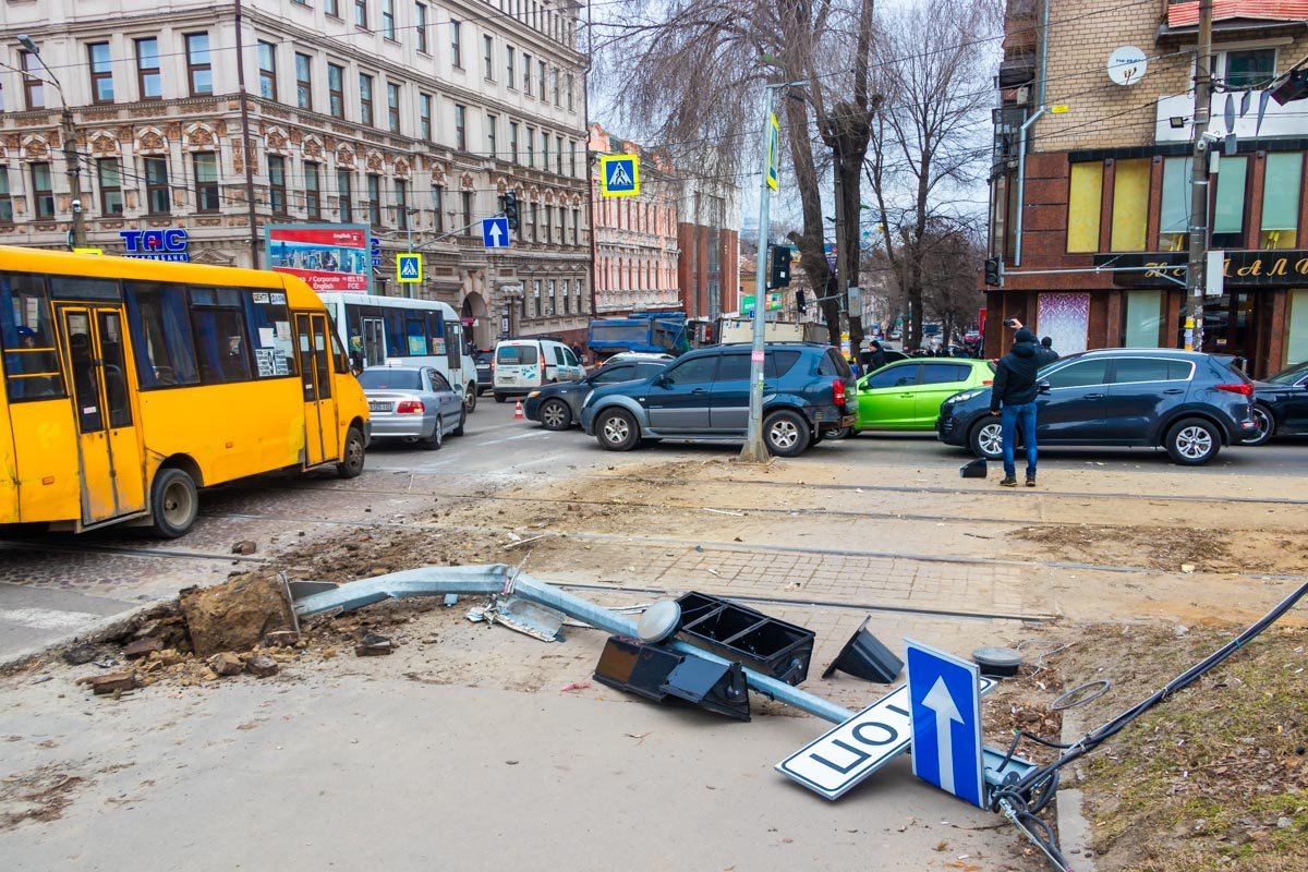 Грузовик снес светофор на перекрестке Грузовик снес светофор на перекрестке