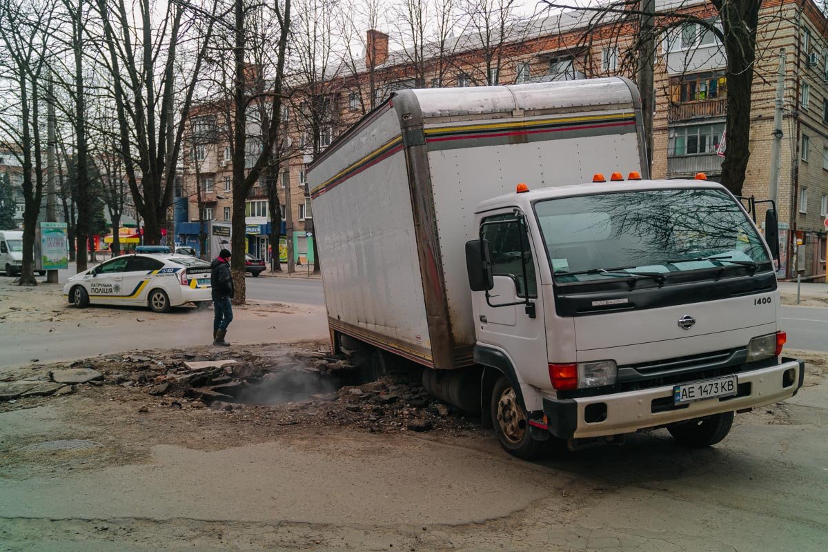 Водитель грузовика решил подъехать к магазину как можно ближе, чтобы выгрузить товар