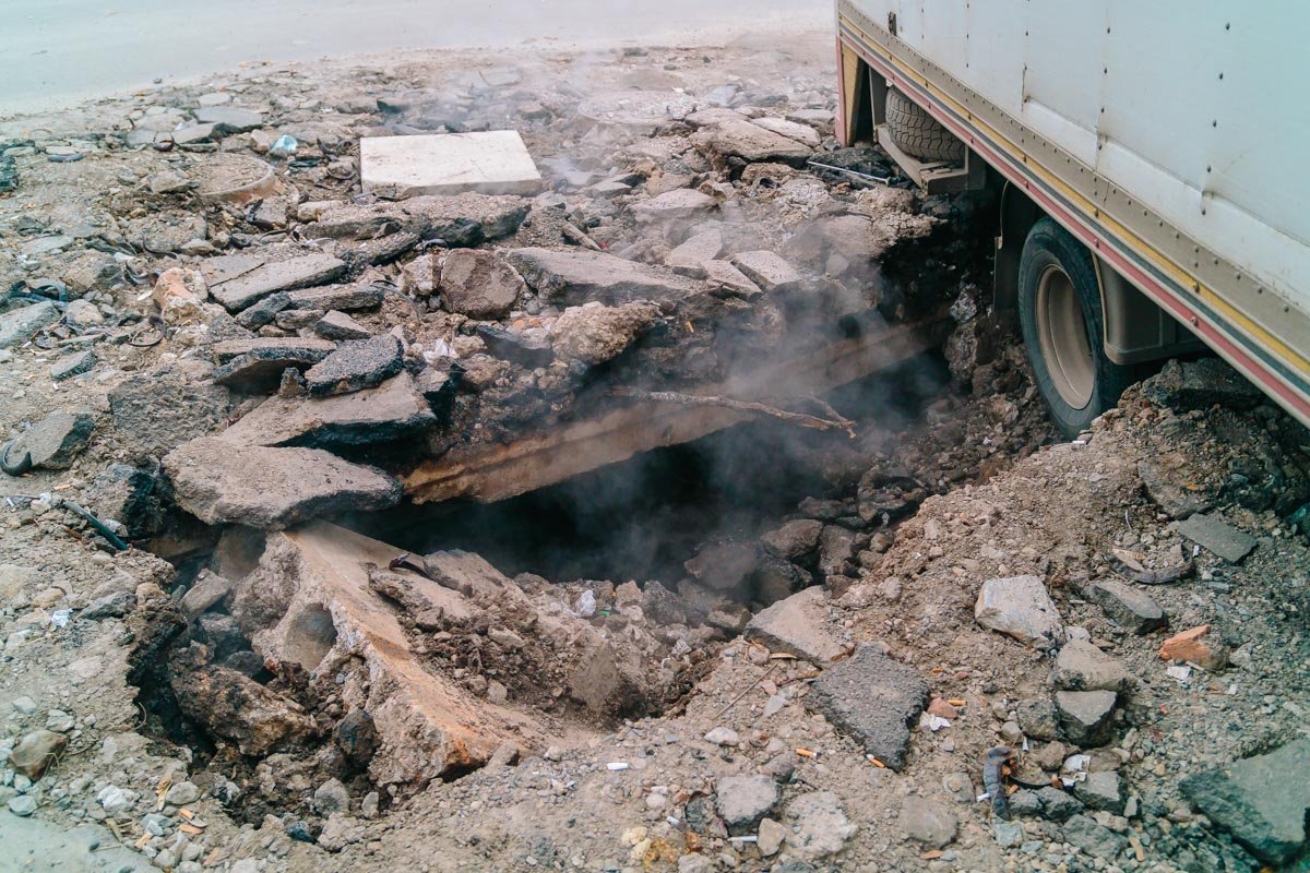 Внезапно под задники колесами автомобиля лопнула плита теплотрассы 