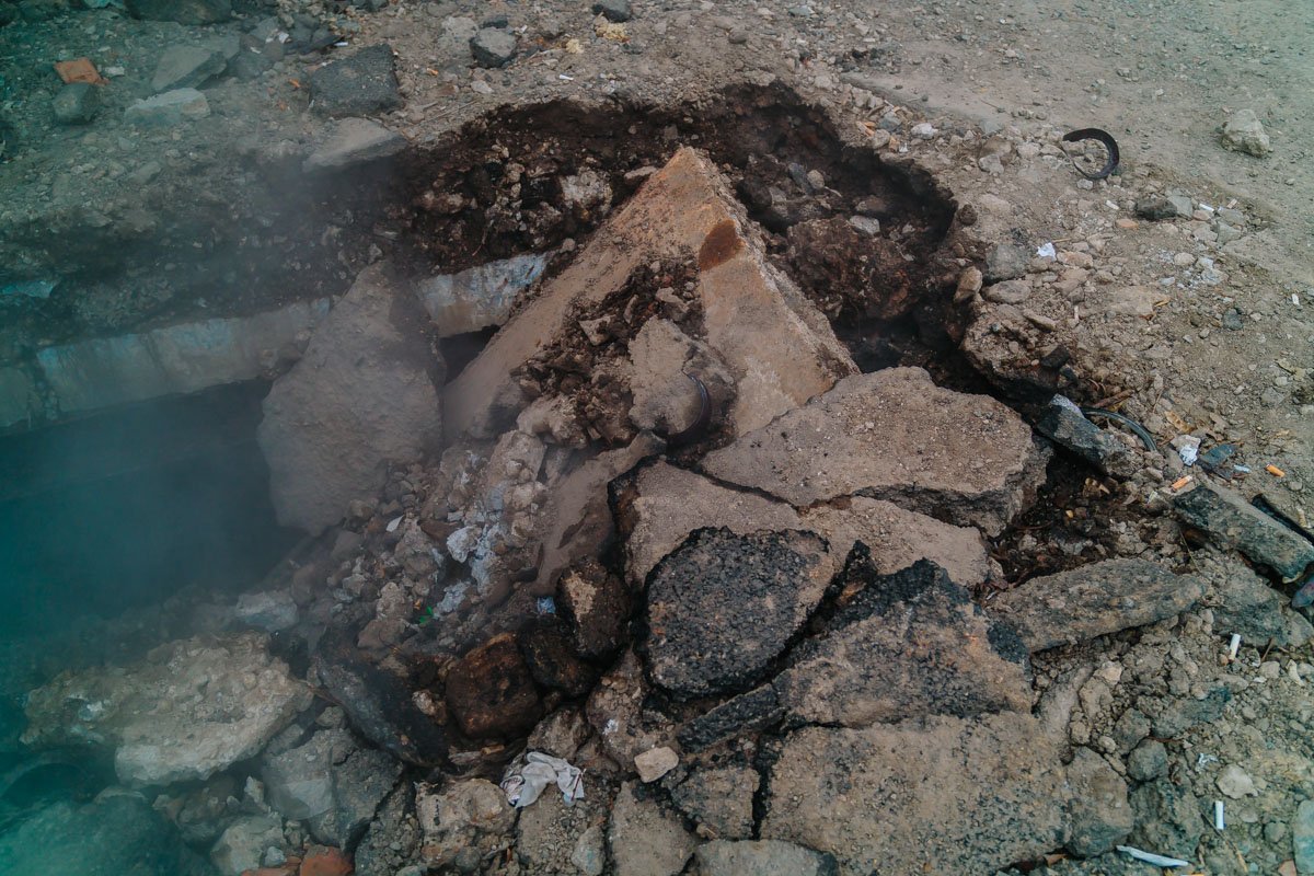 В помощь водителю грузовика вызвали спасателей, "в помощь" труде - коммунальщиков