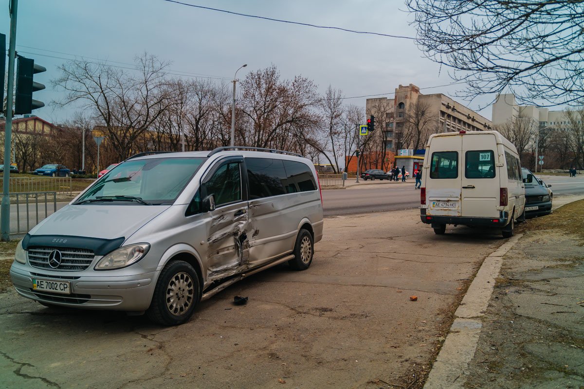 Серый Vito ехал вниз по Космической и напротив областного перинатального центра пошел на разворот Серый Vito ехал вниз по Космической и напротив областного перинатального центра пошел на разворот