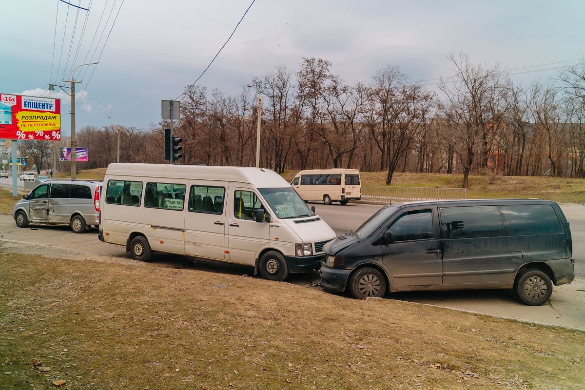 Водителя серого Vito и пассажира черного медики госпитализировали 16-ю городскую больницу Водителя серого Vito и пассажира черного медики госпитализировали 16-ю городскую больницу