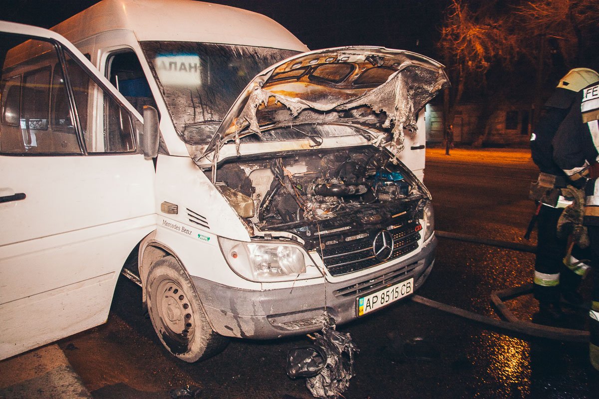 Водитель быстро сориентировался и начал тушить пожар еще до приезда спасателей Водитель быстро сориентировался и начал тушить пожар еще до приезда спасателей