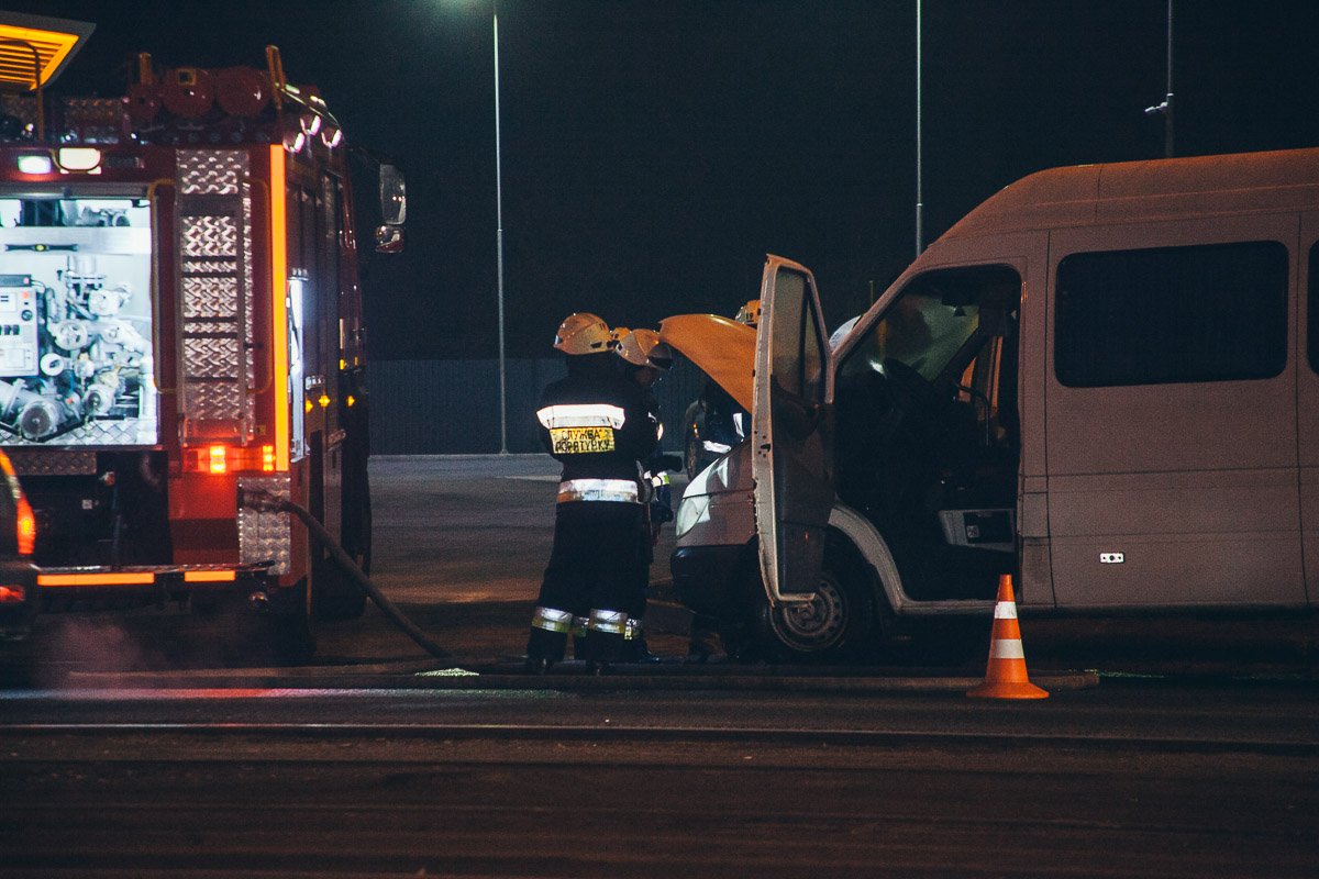 Патрульные оградили место происшествия конусами Патрульные оградили место происшествия конусами