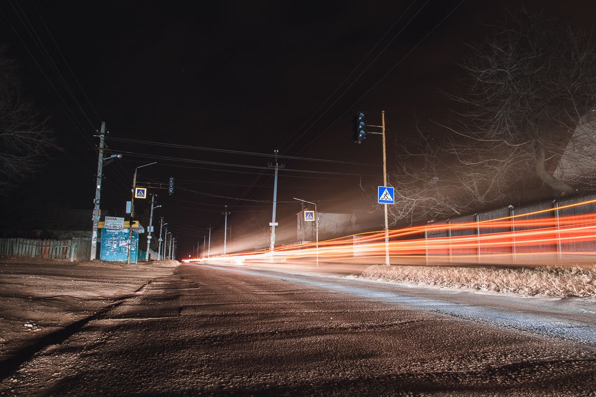 Тишину и мрак спящей улицы лишь изредка нарушают проезжающие мимо авто Тишину и мрак спящей улицы лишь изредка нарушают проезжающие мимо авто