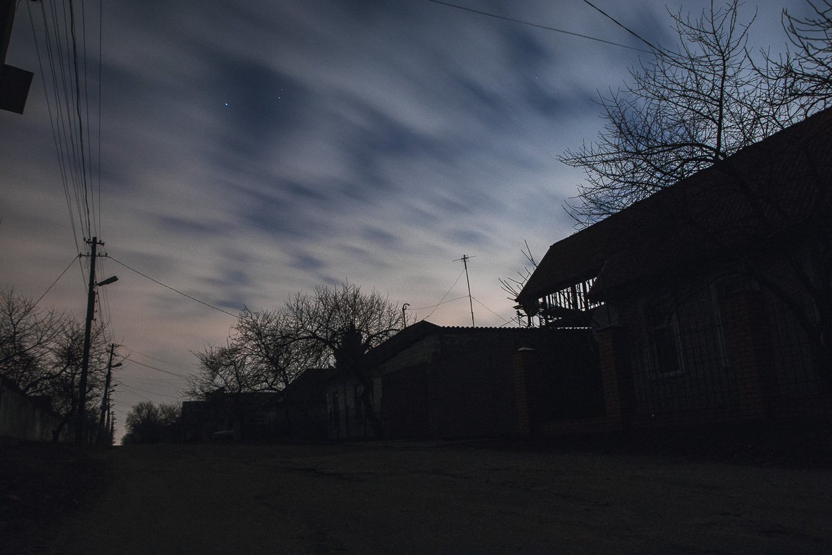 Где то в темном-темном районе, на темной-темной улице, возле темных-темных домов Где то в темном-темном районе, на темной-темной улице, возле темных-темных домов