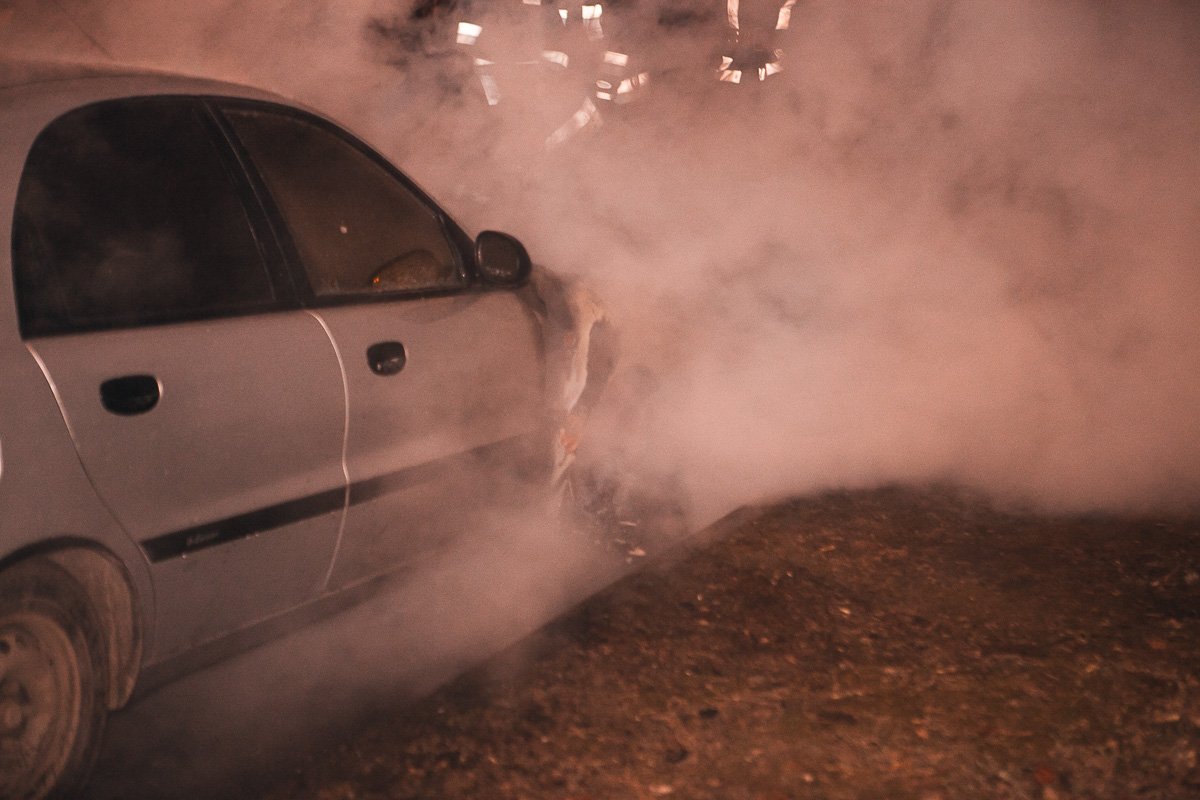 Пламя быстро охватило  переднюю часть кузова автомобиля Пламя быстро охватило  переднюю часть кузова автомобиля