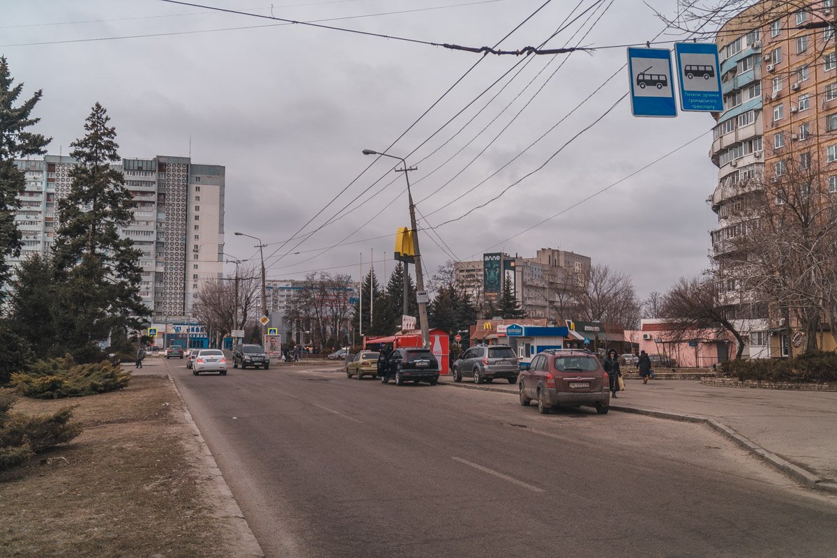 Рядом находится автобусная остановка "Площадь Космическая" и McDonald's Рядом находится автобусная остановка "Площадь Космическая" и McDonald's