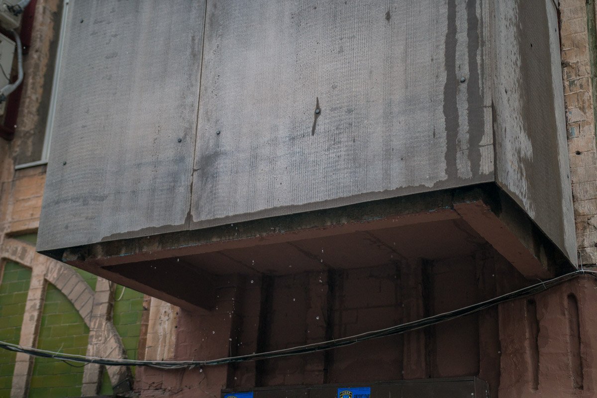 Вода стекает с балконов на тротуар