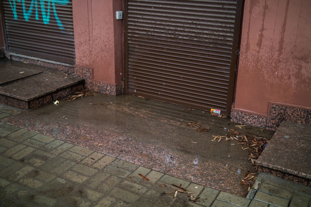 Внизу уже образовалась лужа