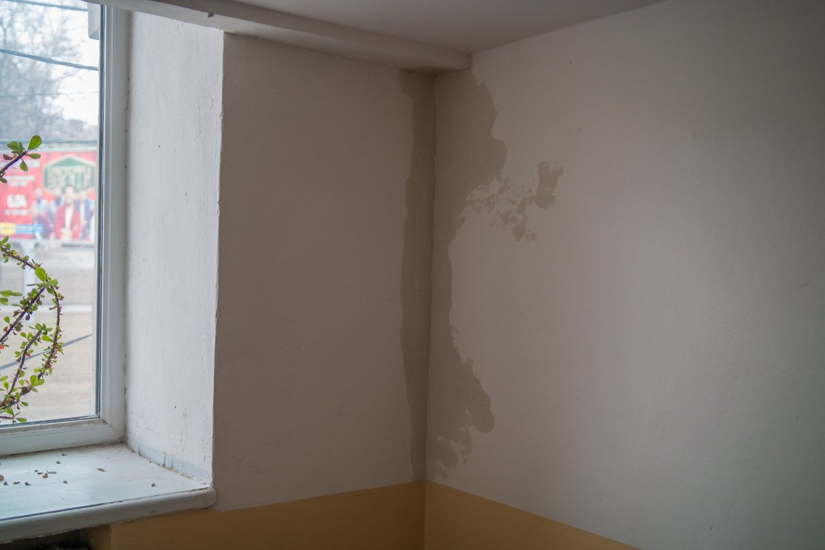 В подъезде также видны последствия аварии