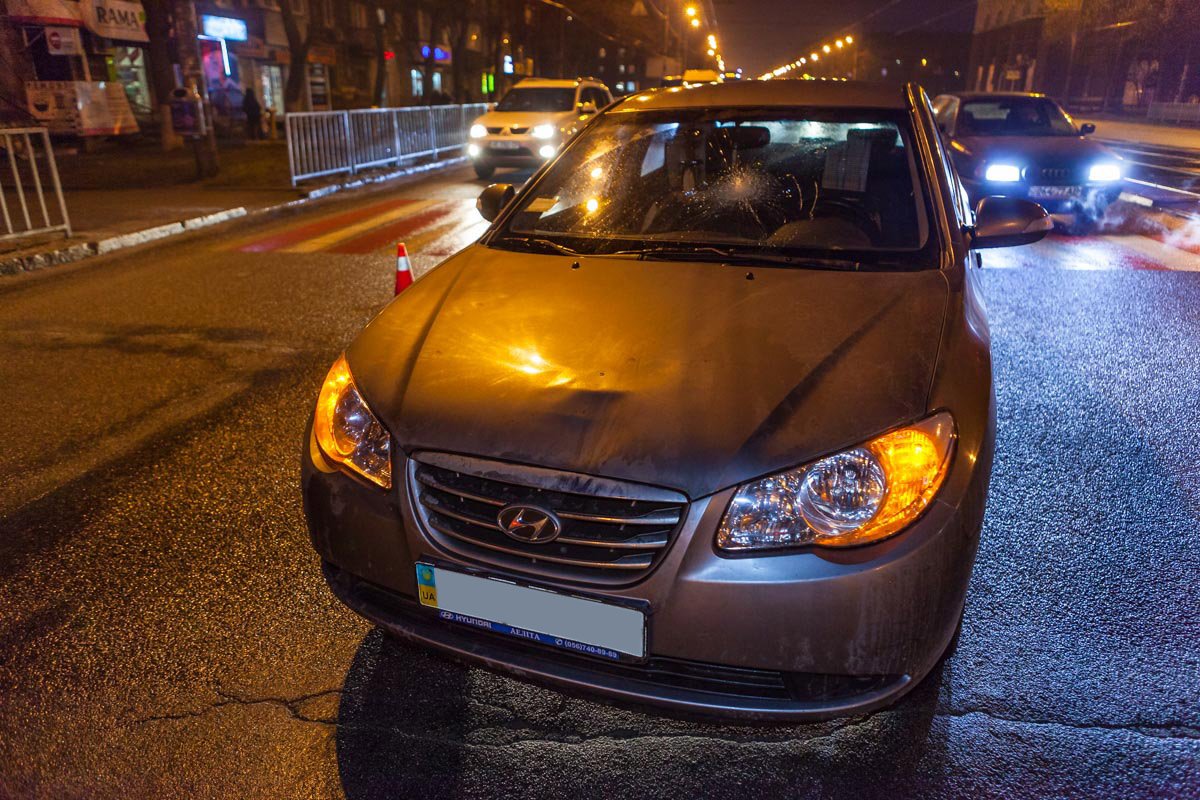 Девушка переходила по пешеходному переходу