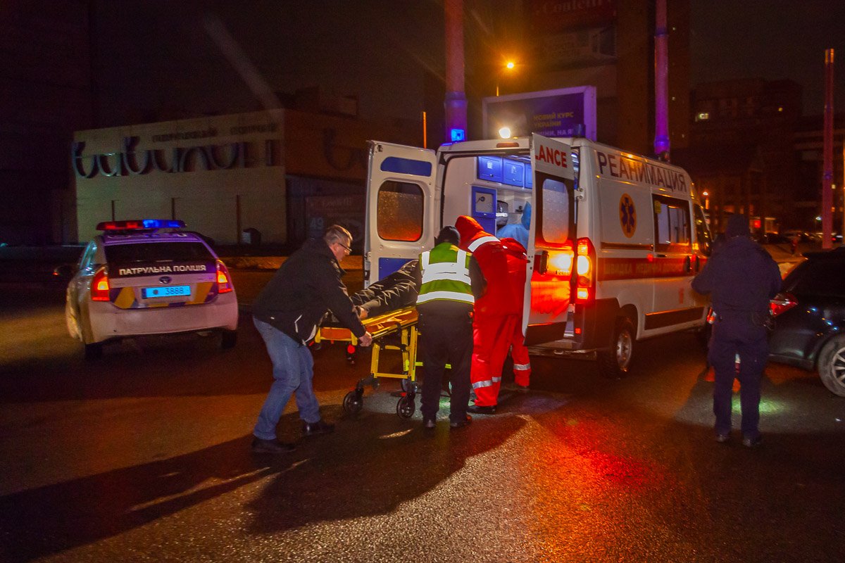 До приезда "скорой" патрульные оказывали доврачебную помощь