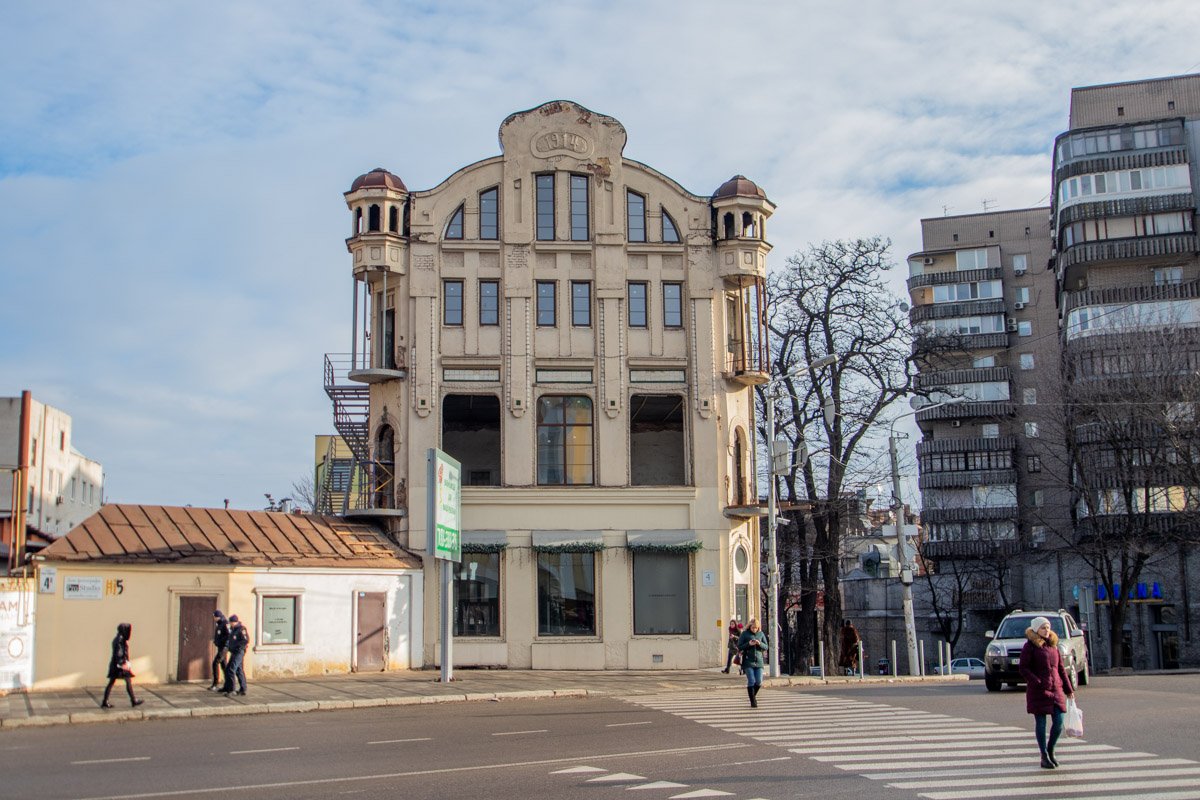 Строение долго стояло заброшенным Строение долго стояло заброшенным