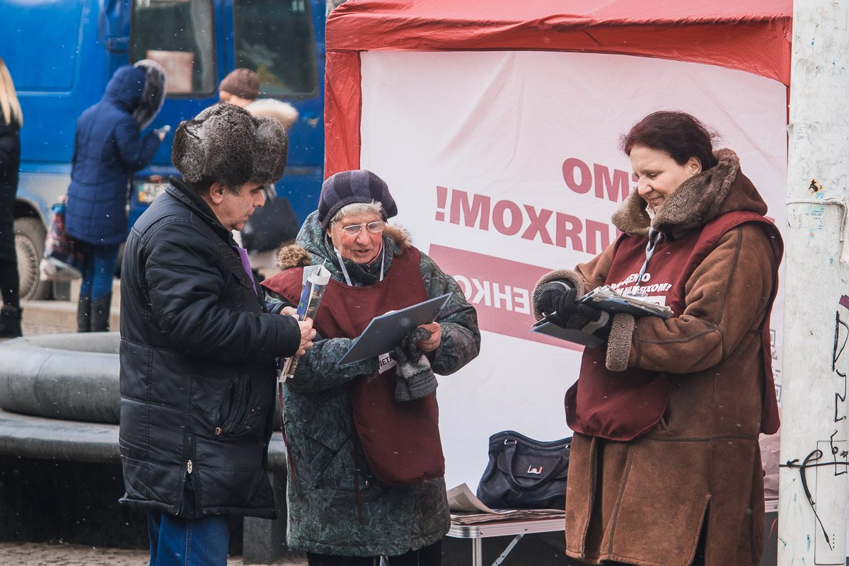 - Порошенко уважаешь? 