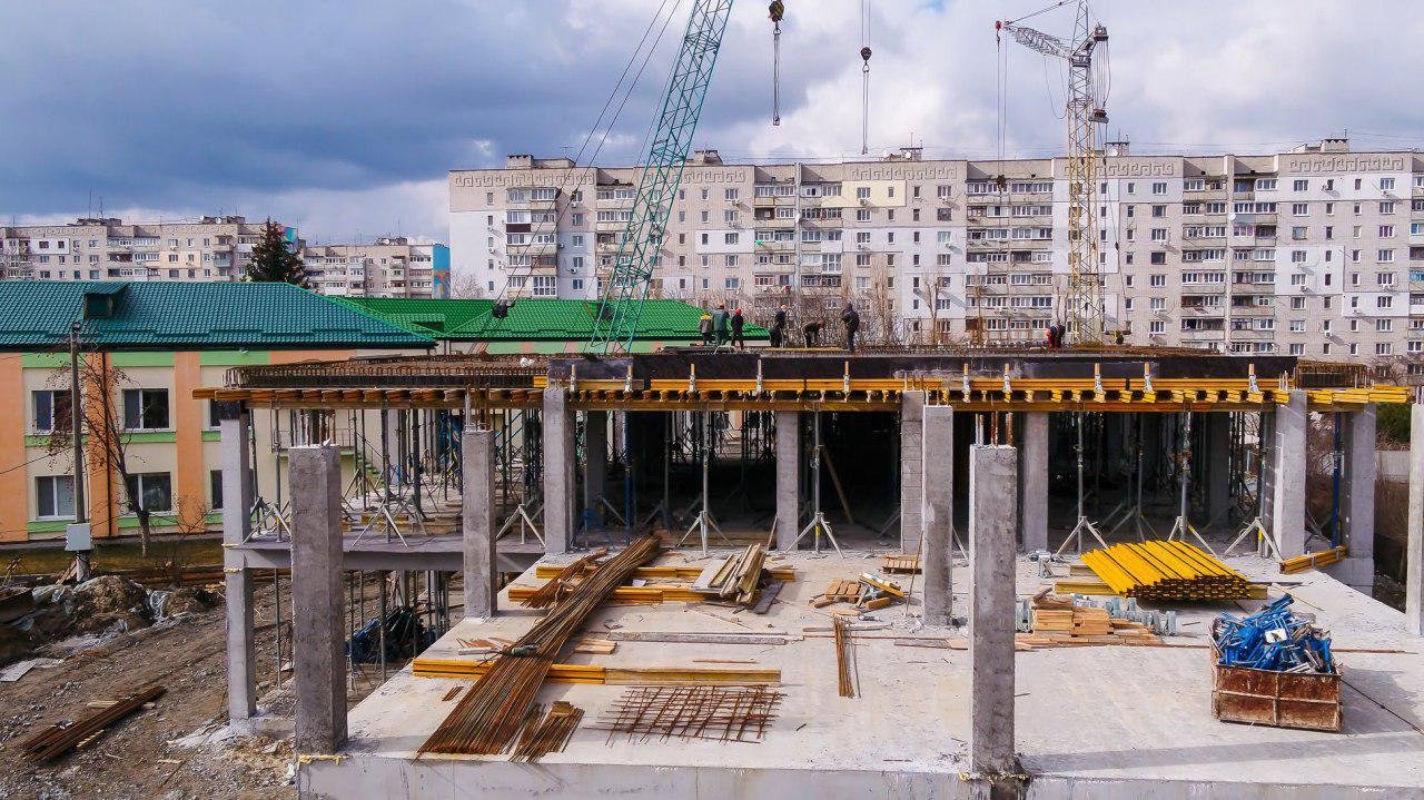 На месте пустыря строят новый школьный корпус