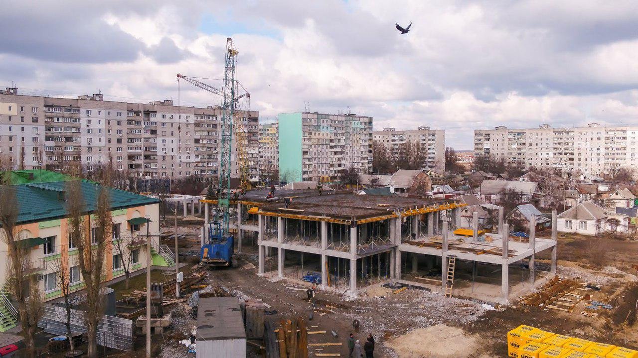 Рядом - садик, многоквартирный дом и спорткомплекс