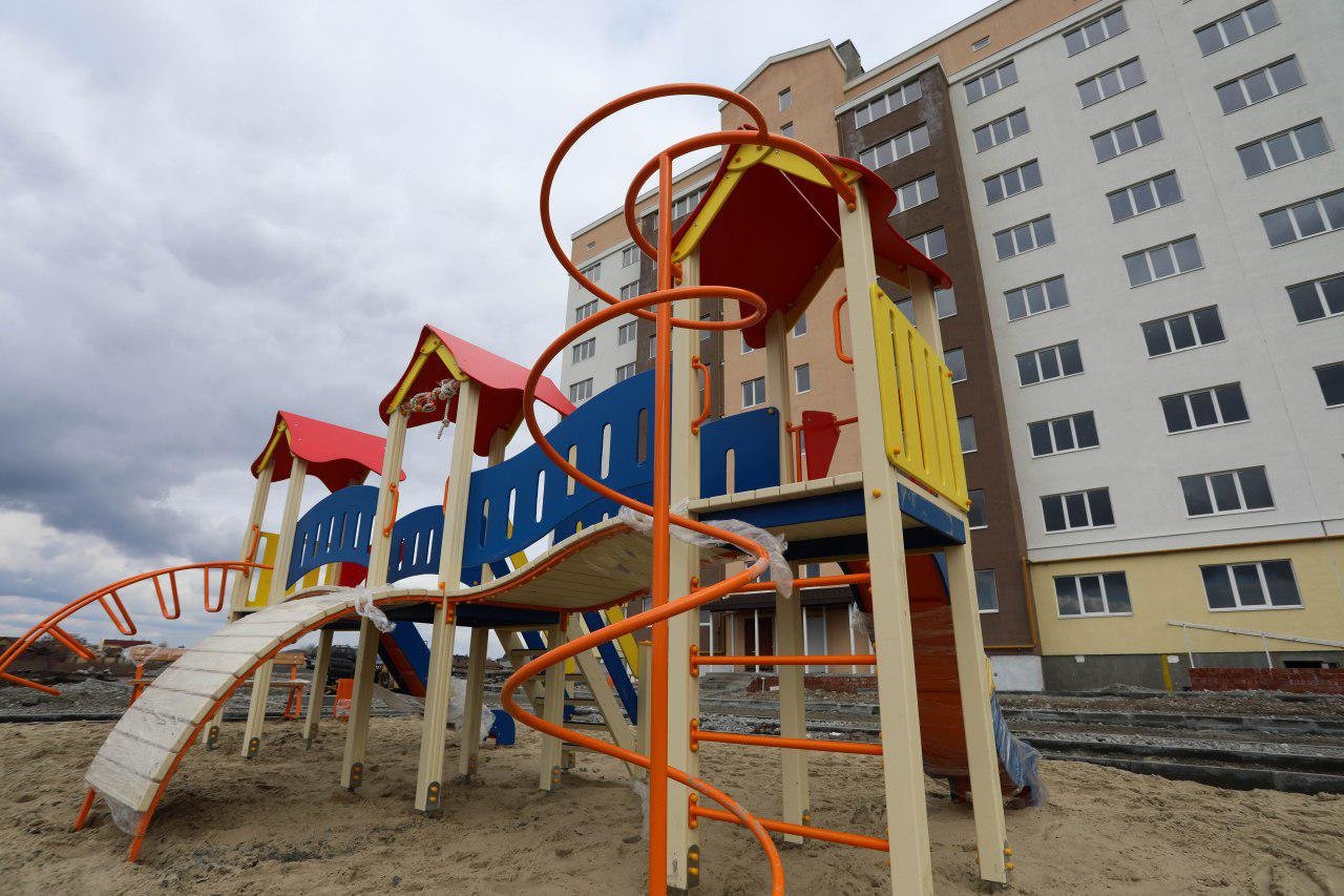 Рядом - детская площадка для маленьких жильцов