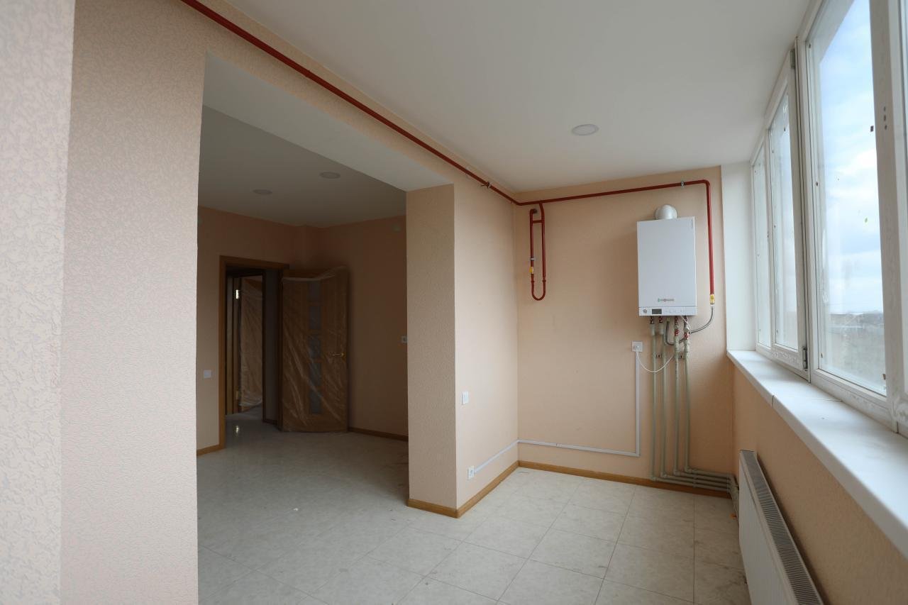 В квартирах уложили плитку, поклеили обои, установили сантехнику и кухонные плиты