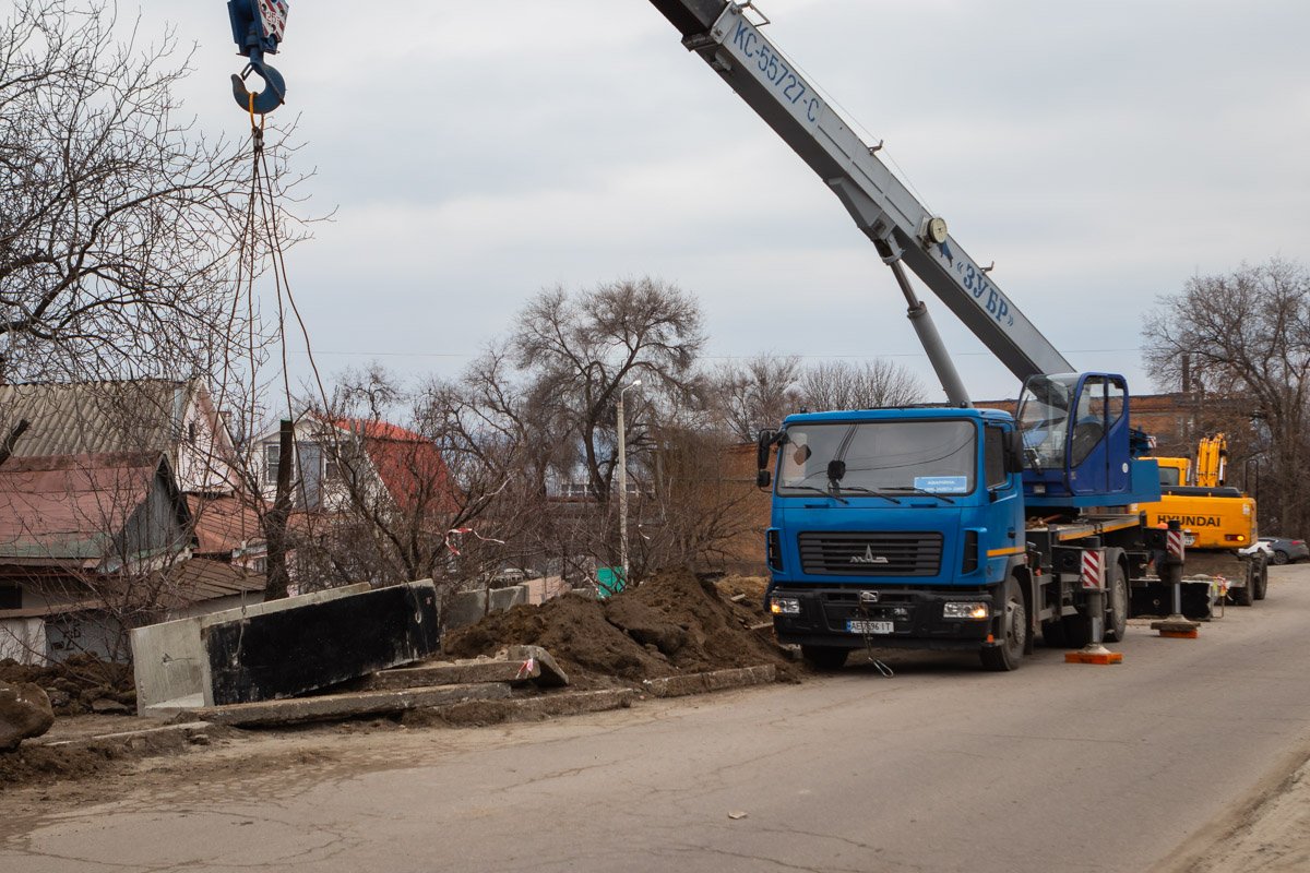 Пенсионеры боятся, что деревья рухнут Пенсионеры боятся, что деревья рухнут