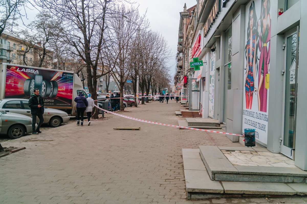 Полиция оградила опасное место сигнальной лентой Полиция оградила опасное место сигнальной лентой