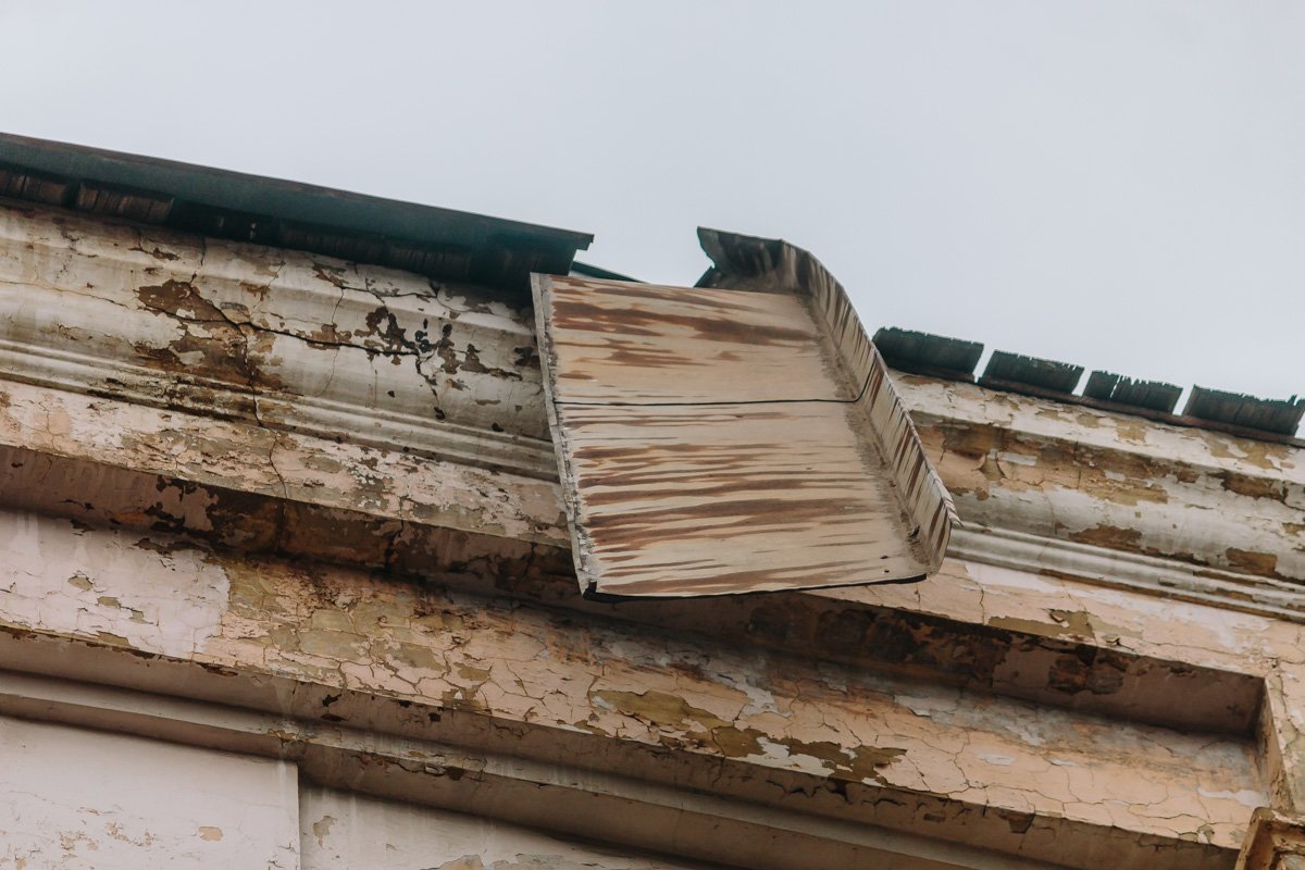 На проспекте Дмитрия Яворницкого прогнивший фрагмент водоотводной системы навис над тротуаром На проспекте Дмитрия Яворницкого прогнивший фрагмент водоотводной системы навис над тротуаром