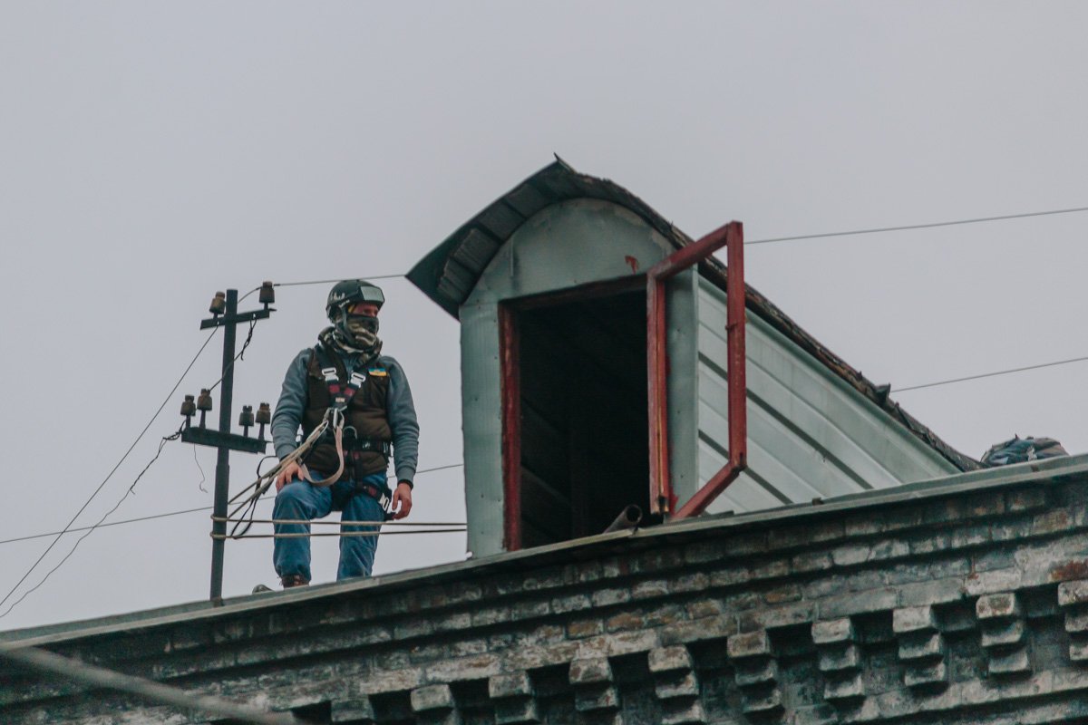 Один из мужчин, увлекающийся скалолазанием, не смог держаться в стороне, узнав о проблем Один из мужчин, увлекающийся скалолазанием, не смог держаться в стороне, узнав о проблем
