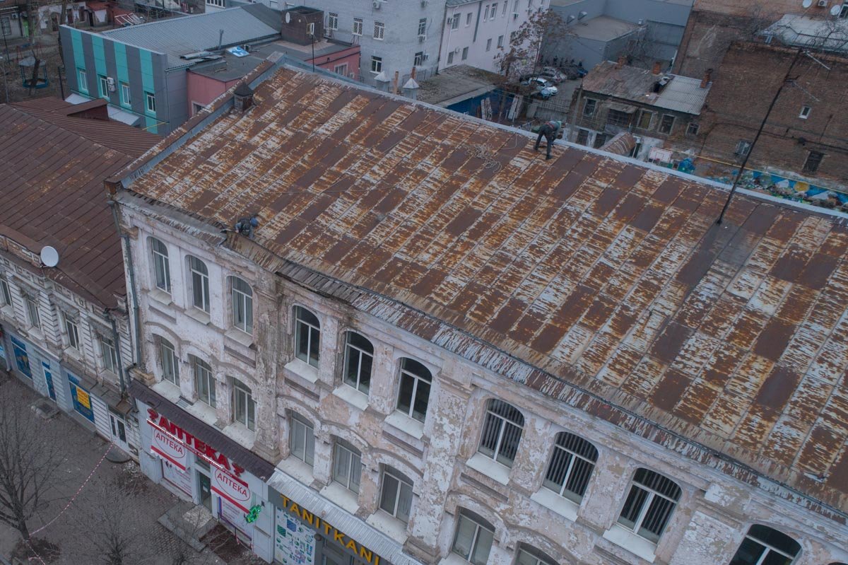 Вдвоем альпинисты смогли убрать опасный фрагмент водосточной системы Вдвоем альпинисты смогли убрать опасный фрагмент водосточной системы