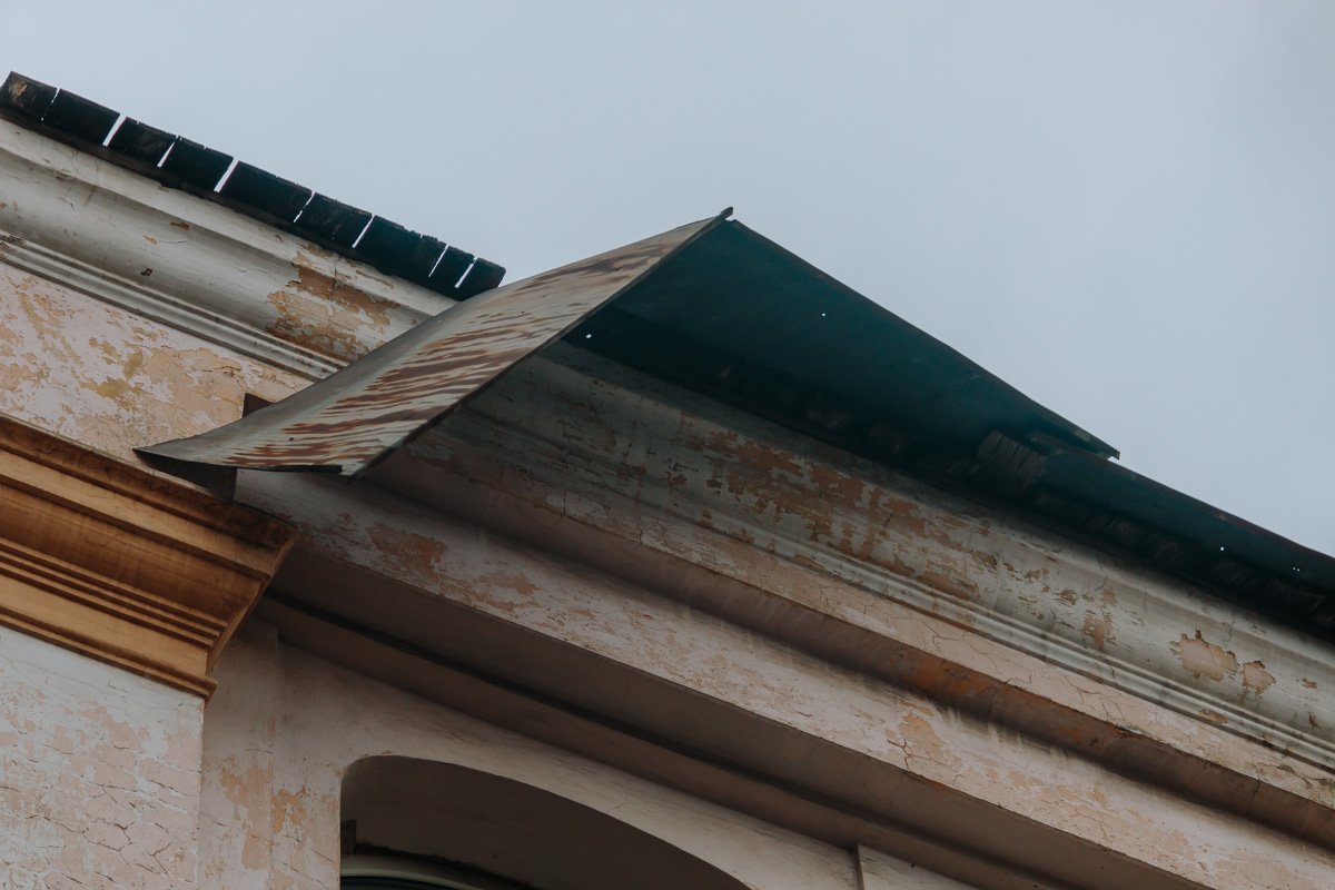 Будьте осторожны, проходя мимо старых зданий Будьте осторожны, проходя мимо старых зданий