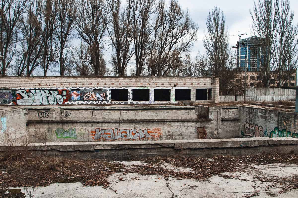 В конце концов, человек начинает писать на стенах, чтобы почувствовать себя кем-то В конце концов, человек начинает писать на стенах, чтобы почувствовать себя кем-то