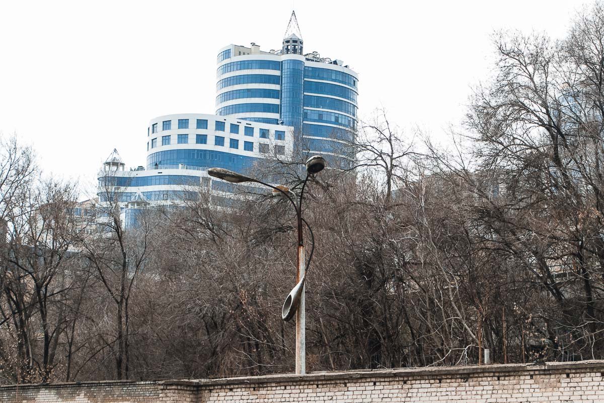 Устал делать вид, что он здесь нужен Устал делать вид, что он здесь нужен