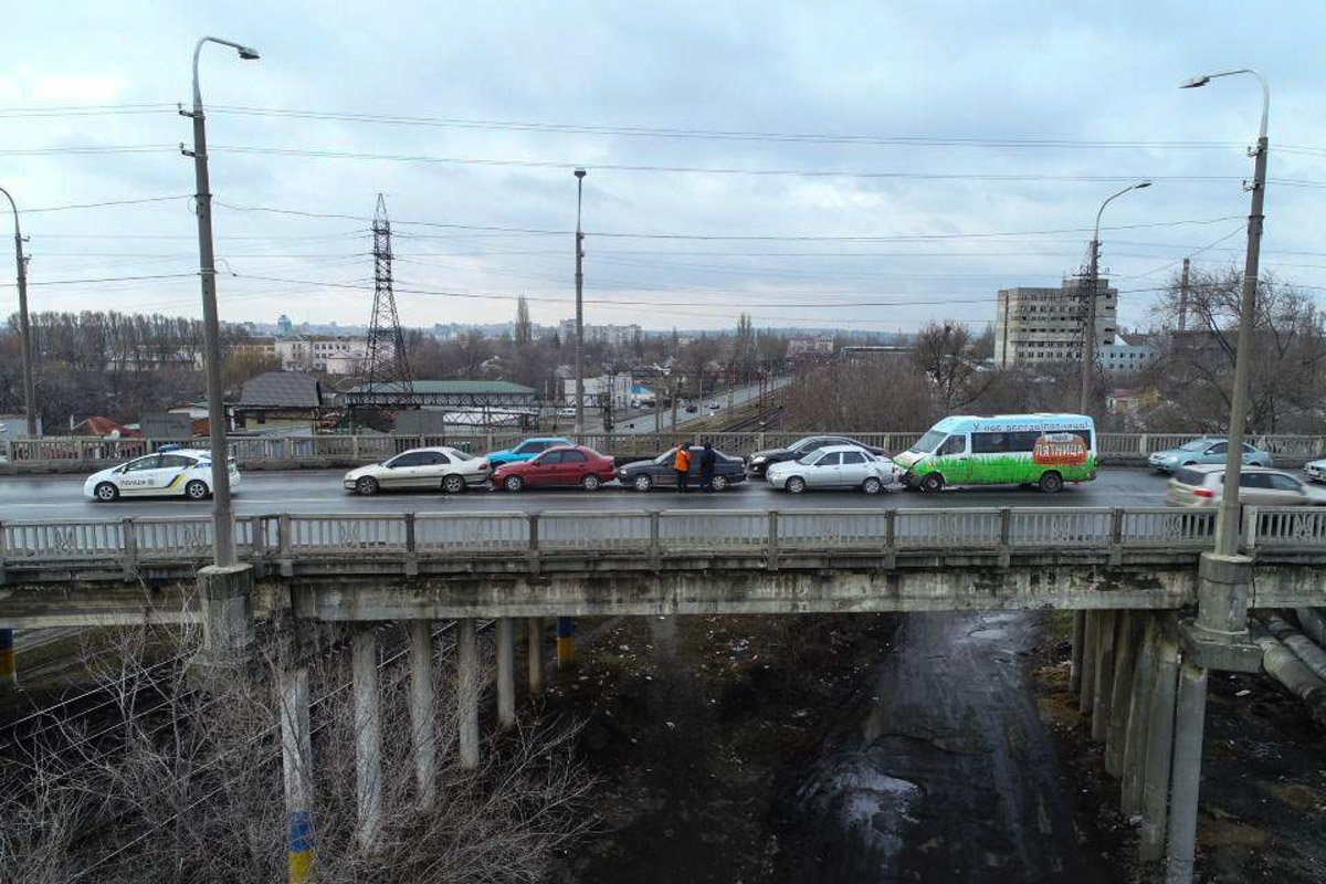 Авария произошла на виадуке на Янтарной Авария произошла на виадуке на Янтарной