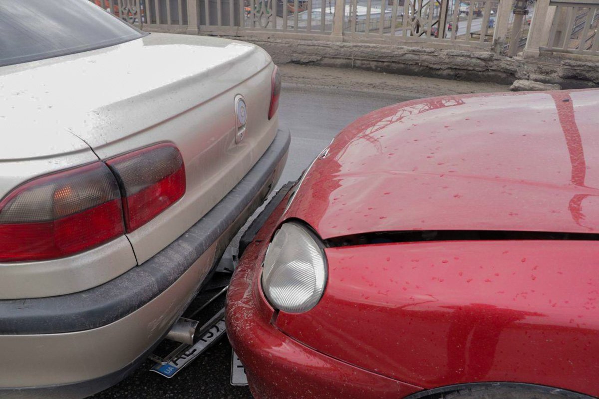 Известно, что все автомобили стояли в пробке Известно, что все автомобили стояли в пробке